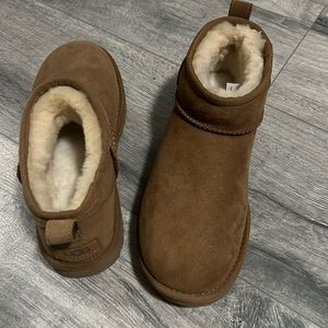 UGG CLASSIC ULTRA MINI SIZE 7